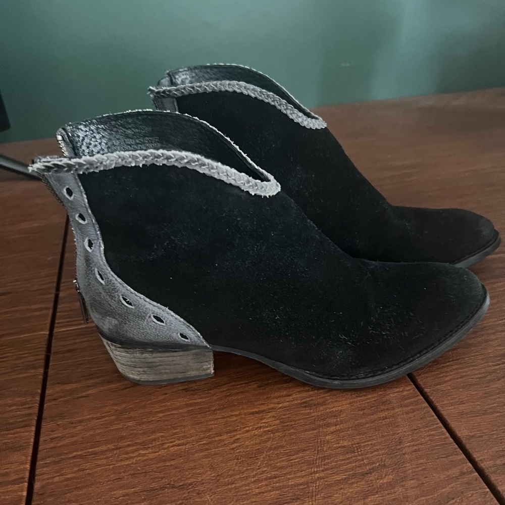 Journee Collection 8.5 zip booties black EUC